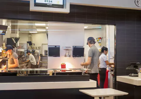 Cât câștigă un angajat din lanțurile mari de fast-food în România. Nu au nevoie de experiență