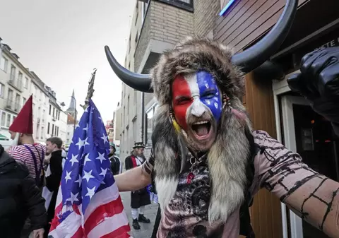 Șamanul QAnon, euforic după ce Donald Trump l-a grațiat: „Acum o să cumpăr niște arme”