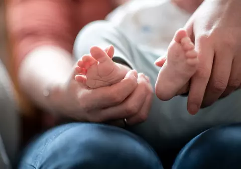 O fată de 14 ani, din Lugoj, a născut acasă, în baie, după ce a reușit să ascundă sarcina de părinți| VIDEO