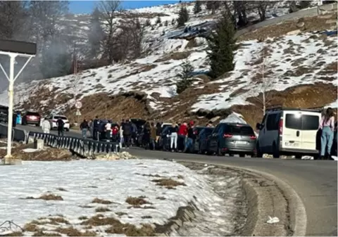 O mașină a luat foc în mers, pe drumul către Rânca