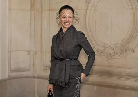 Pamela Anderson lansează un nou trend: fără machiaj la evenimentele de modă. Cum a apărut la Paris Fashion Week