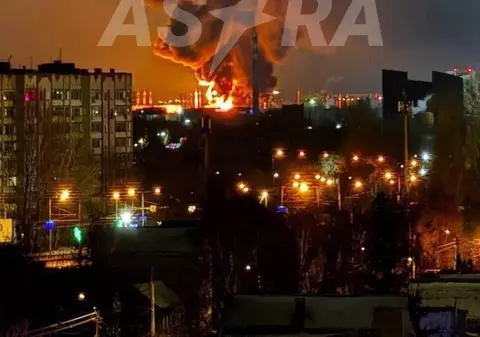 Ucraina a lansat un atac masiv cu drone în Rusia. Depozitul de petrol din regiunea Saratov, cuprins de flăcări