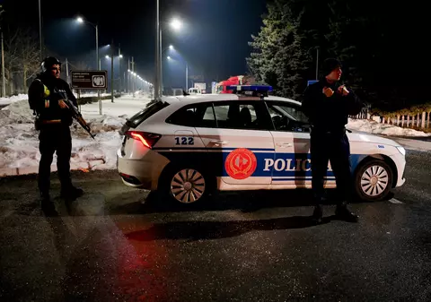 Atacatorul din Muntenegru s-a împușcat în cap în fața polițiștilor. Bilanțul crește la 12 morți: trei zile de doliu național