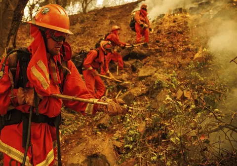 SUA trimite sute de deținuți în California, pentru a ajuta pompierii în stingerea incendiilor de vegetație: „Ești doar o mână de lucru ieftină”
