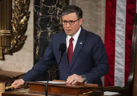Republicanul Mike Johnson depășește opoziția internă și este reales în fruntea Camerei Reprezentanților cu ajutorul lui Trump
