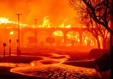 Arde celebrul cartier Pacific Palisades, în care locuiesc Ben Affleck și Kamala Harris. Zeci de mii de oameni fug de flăcări 
