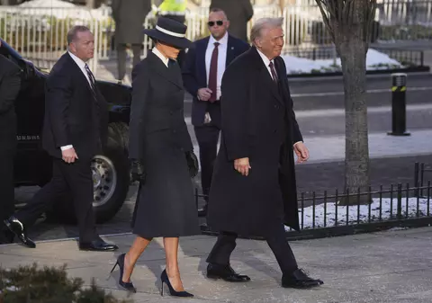 Melania Trump, îmbrăcată de un celebru designer american. Cât a costat paltonul