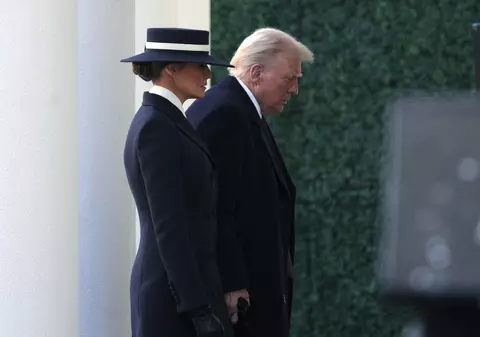 Melania, lecție de stil și eleganță în ziua învestirii lui Donald Trump. Semnificația pălăriei pe care a purtat-o prima-doamnă