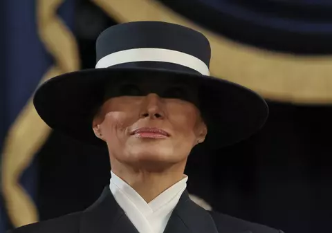 Donald Trump, ținut la distanță de Melania. N-a putut s-o sărute din cauza pălăriei