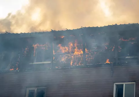 Patru persoane, inclusiv proprietarul hotelului care a ars în Turcia, într-o stațiune de schi, au fost reținute de polițiști