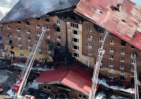 Filmul incendiului din Turcia, unde au murit 76 de persoane. Oamenii au încercat să se salveze sărind pe geam