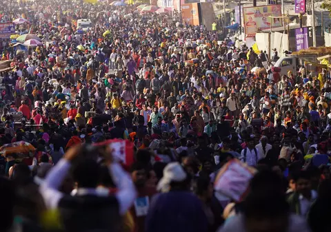 Mii de oameni din India s-au călcat în picioare la cel mai mare festival religios din lume VIDEO