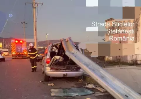 Mașină străpunsă de un parapet metalic în județul Argeș. În ce stare a fost găsit șoferul