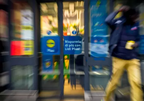 Un șofer român de TIR a fost luat la pietre de clienți în fața unui magazin Lidl din Italia, unde tocmai își înjunghiase de 14 ori soția