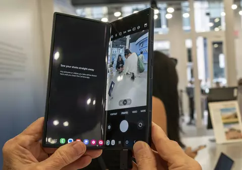 Când se lansează noul smartphone pliabil Samsung Galaxy Z Fold7 și ce procesor va avea