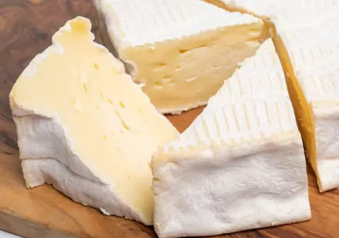 Carrefour retrage un sortiment de brânză suspectată de contaminare cu E. coli. La ce simptome să fii atent dacă ai consumat alimentul