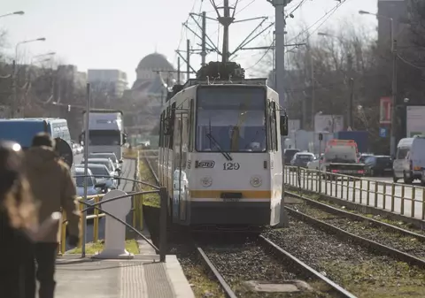 Un tramvai a sărit de pe șine și s-a izbit puternic de un stâlp, în Capitală. Circulația a fost blocată mai bine de o oră