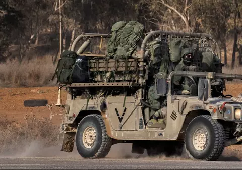 Un grup de hoți a furat echipament militar dintr-o bază militară din California, profitând de incendii