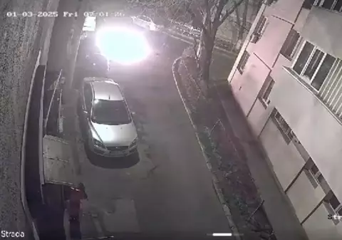 Momentul când femeia din București a dat foc unei mașini după ce a fost concediată de la un salon de masaj. I-a luat un minut | VIDEO