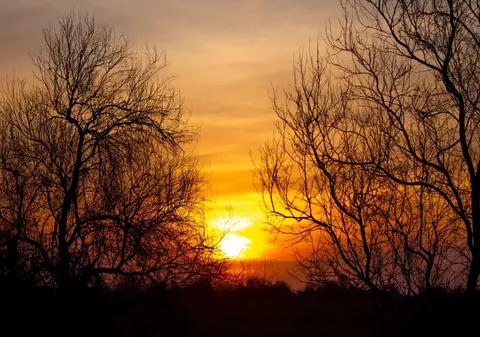 Orașele și orele la care e vizibilă azi în România o eclipsă parțială de Soare: „Dacă te afli aici, aproape că o vezi”