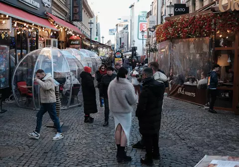 Cum au îmbătat ospătarii și barmanii din Centrul Vechi turiștii străini și le-au furat peste 400.000 de lei de pe carduri