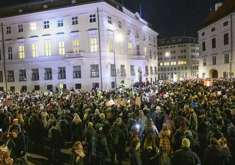 Zeci de mii de oameni au protestat la Viena față de preluarea puterii de extrema dreaptă: „Mi-e teamă pentru Europa, oamenii votează autocraţi nebuni”