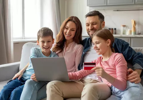 5 carduri suplimentare, 0 taxe de emitere: CardAvantaj este pentru întreaga familie