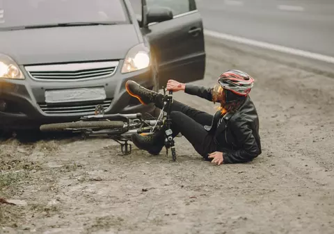 Un șofer din Iași a lovit un biciclist, după care a fugit de frică să nu fie bătut de acesta
