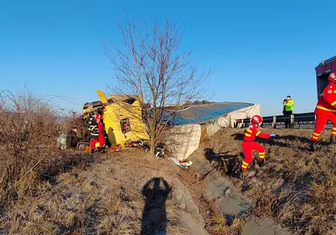 Accident rutier pe autostrada A1, pe sensul Sebeș - Sibiu. Un TIR a lovit o autoutilitară staționată pe banda de urgență