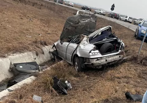 Un șofer din Rădăuți a făcut praf un BMW pe centură și după accident a plecat pe jos în oraș, însă și-a uitat portofelul lângă mașina distrusă