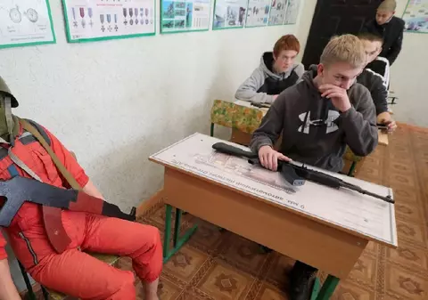 Cum se pregătesc elevii din Ucraina pentru viitor. „Serviciul militar este datoria și obligația fiecărui om”