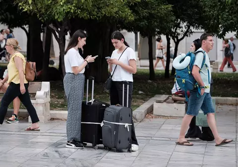 Câțiva elevi de liceu au găsit 97.000 de euro pe stradă, când erau în vacanță la Atena. Ce s-a întâmplat apoi i-a surprins și pe polițiști