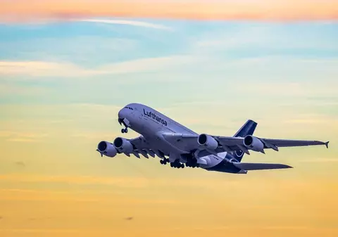 Un pasager a forțat aterizarea unui avion pe Aeroportul Otopeni din București, la 30 de minute după decolare, după ce a început să strige la ușa piloților