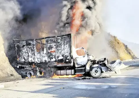 5 camioane s-au ciocnit și au explodat pe „Autostrada Morții” din Mexic. Accidentul, soldat cu 2 oameni morți și 5 răniți, a fost filmat - Video