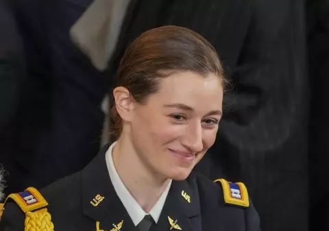 Cine este femeia-soldat de la bordul elicopterului implicat în tragedia aeriană de la Washington: „A fost o războinică”. Criticile lui Donald Trump