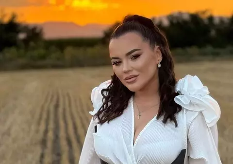 Ce bolid de lux și-a cumpărat Carmen de la Sălciua. Imagini cu noua achiziție a artistei de muzică populară