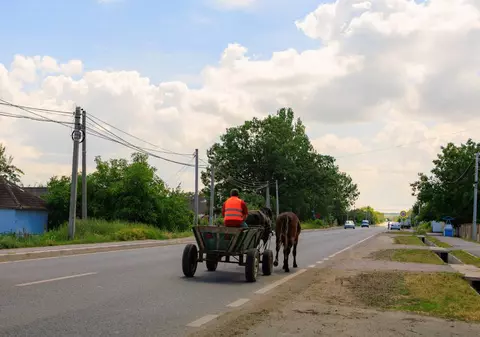 Situații în care șoferii pot depăși o căruță pe linia continuă, potrivit Codului Rutier
