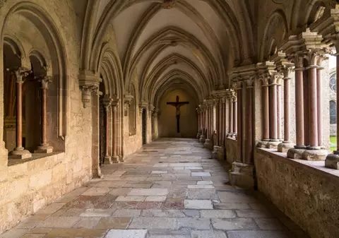 Ce înseamnă când visezi mănăstire