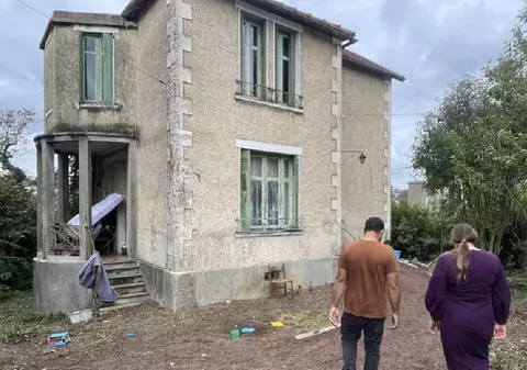 Cei doi români cu opt copii care au renovat o casă abandonată de 20 de ani și s-au mutat în ea sunt evacuați de proprietari, în Franța