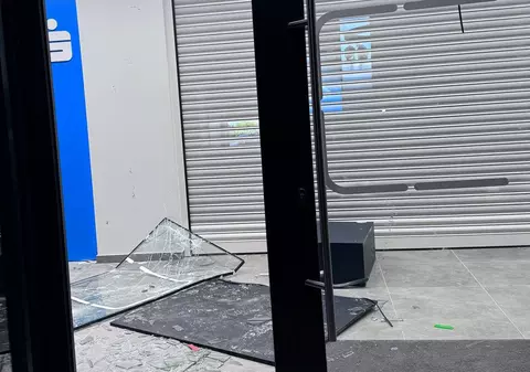 Un cetățean din Grecia a făcut scandal și a spart un geam într-o sucursală BCR din București. A fost încătușat după puțin timp