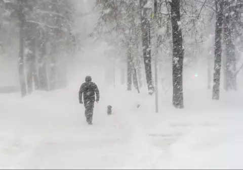 Codul galben de ninsori a fost prelungit până miercuri. Ce se întâmplă în București și harta zonelor vizate