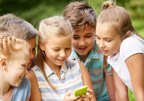 Google a dezvăluit vârsta la care copiii din România primesc primul telefon mobil: „Deschidem ușa spre un univers în care nu există reguli și limite”