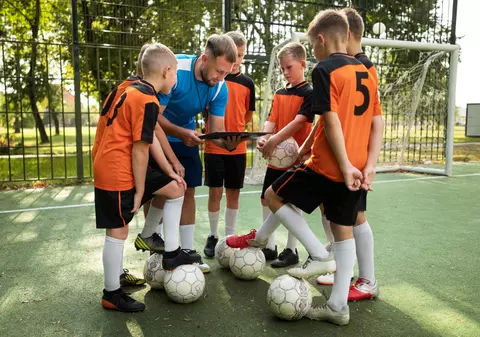 Cum să ajuți comunitatea să facă mai mult sport prin amenajarea unui teren cu gazon artificial