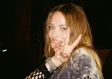 Delia a împlinit 43 de ani și și-a aniversat ziua de naștere alături de sute de oameni. A cântat cu paharul pe cap și a primit un tort-sacoșă