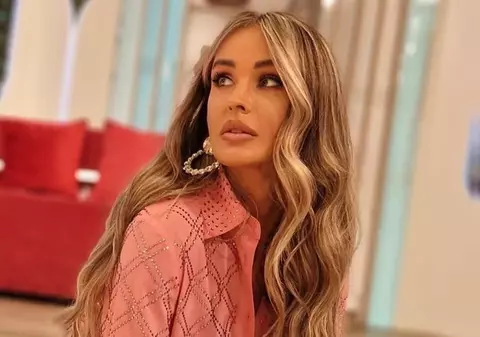 Imagini cu Diana Munteanu în costum de baie prin zăpadă. Cum s-a filmat vedeta: „Aștept vara”