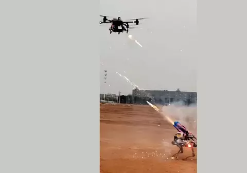 Cum ar arăta războaiele viitorului: Un câine robot și o dronă „s-au luptat” pe un câmp din China | VIDEO