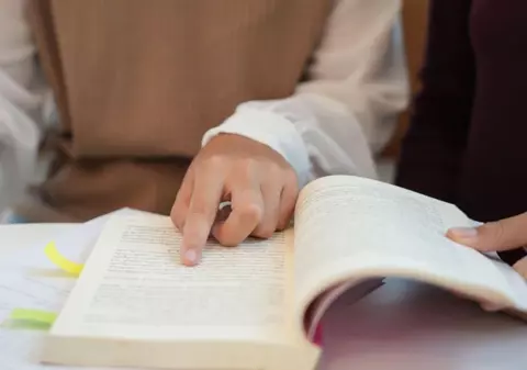 Profesorii îi scriu ministrului Daniel David și lansează o petiție pentru salvarea limbii române