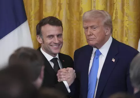 Emmanuel Macron l-a întrerupt pe Donald Trump și l-a corectat pe tema ajutorului european pentru Ucraina | VIDEO