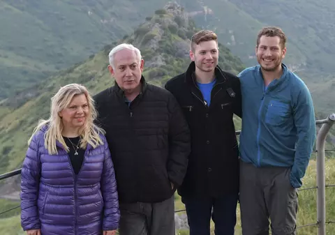 Fiul lui Benjamin Netanyahu a fost trimis în SUA din cauză că l-a agresat pe premier, susține o politiciană de opoziție. Ce spune partidul aflat la putere