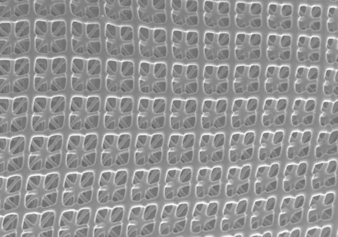 Un material ușor ca spuma, dar la fel de puternic ca oțelul a fost creat cu AI. Tehnologia care ar putea revoluționa transportul aerian